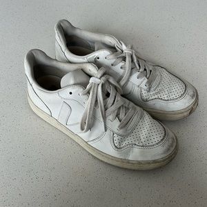 Veja V-10 sneaker